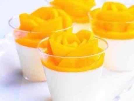Chilled mango pudding dessert