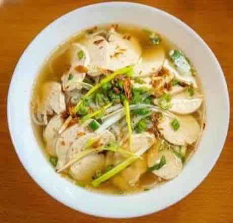 Noodle soup with sliced pork and fish cake in savory broth