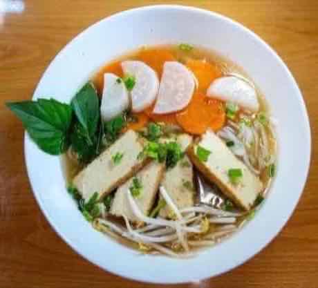 Tofu noodle soup with fish cake, carrot and bean sprouts