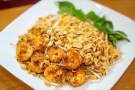 Pad Thai with shrimp, crushed peanuts and bean sprouts